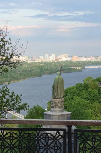 Uitzicht vanaf Vladimir Hill in Kiev op het monument voor Vladimir de Doper en de Dnjepr in Kiev — Stockfoto
