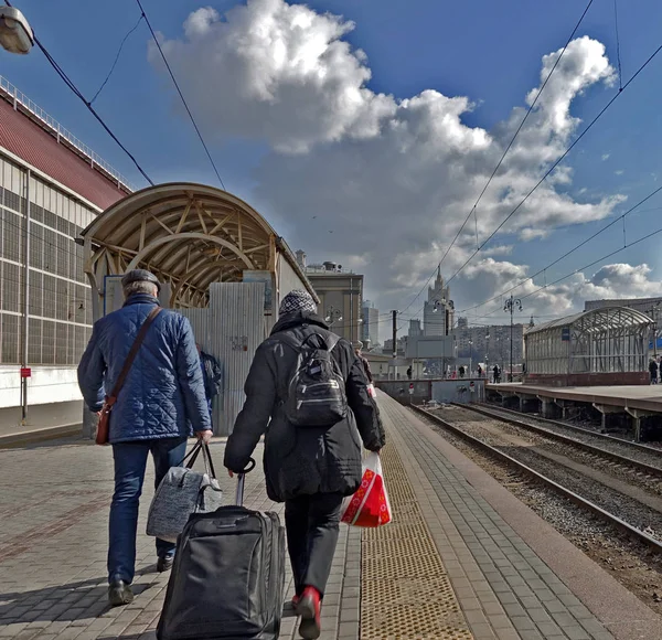 Пасажири, які прибули до Москви, підуть на виїзд до міста на платформі — стокове фото