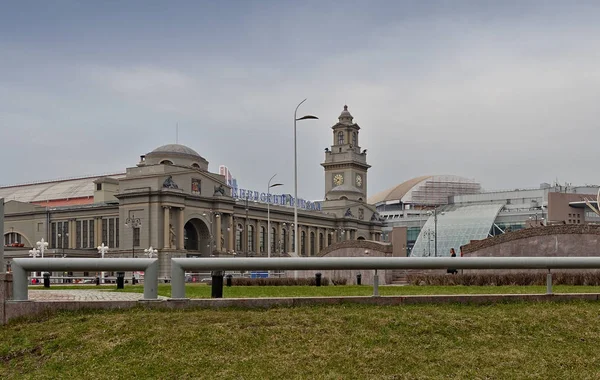 Bir bahar gününde Moskova 'da Kiev Tren İstasyonu Binası