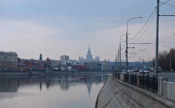 Ранним утром на реке Москва — стоковое фото