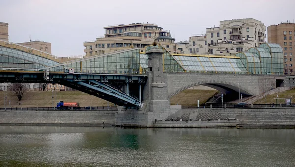 Frammento del ponte Bogdan Khmelnitsky e del fiume Mosca — Foto Stock