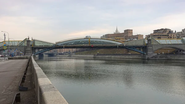 Vista desde Berezhkovskaya Embankment en el río Moscú y el puente de Bogdan Khmelnitsky — Foto de Stock