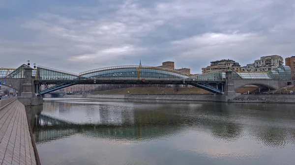 Moskova nehri suyunda Bogdan Khmelnitsky köprüsünün yansıması — Stok fotoğraf