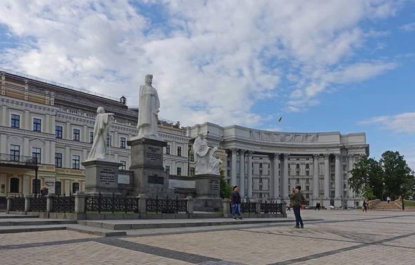 Turistas cerca del monumento a la Princesa Olga — Foto de Stock