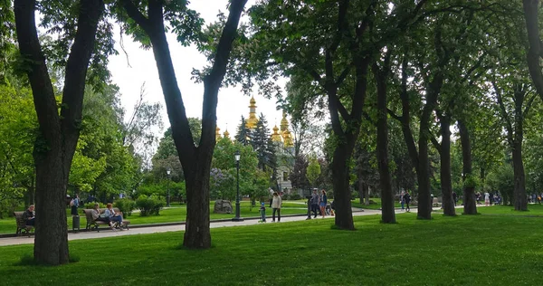 春のウラジミールスカヤ・ゴルカ公園。聖ミカエルのゴールデンドーム大聖堂の眺め — ストック写真