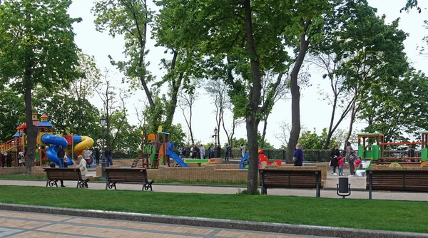 Parque infantil en el parque Vladimirskaya Gorka en Kiev — Foto de Stock