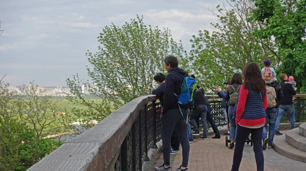 Туристы на смотровой площадке в парке Владимирская Горка в Киеве — стоковое фото