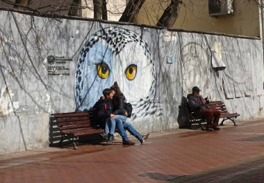 Baharda Arbat'ta. Bir bankta sevenler ile Sokak sahnesi