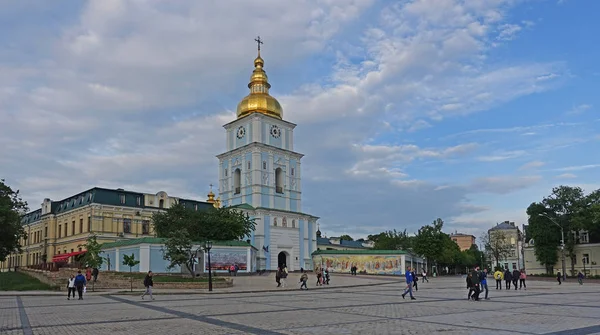El campanario de St. Michaels Golden-Domed Cathedral en Kiev — Foto de Stock