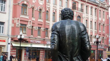 Arbat'ın arka planında şair Bulat Okudzhava anıtı.