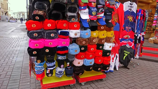 Arbat'ta kulak kapakları olan hediyelik kapaklar