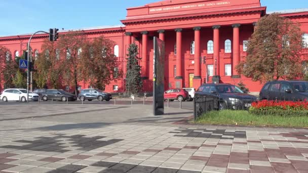 Kiev University gebouw op een zonnige herfst dag — Stockvideo