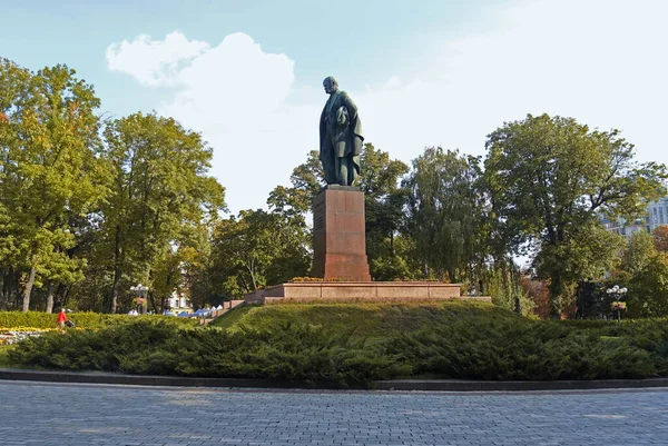Пам'ятник українському поетові Шевченку в Києві в сонячний осінній день. — стокове фото