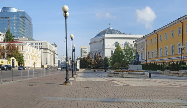 Vladimirskaya δρόμο στο Κίεβο σε μια ηλιόλουστη ημέρα του φθινοπώρου. Μνημείο του Μιχαήλ Γκρουσέβσκι. Παιδαγωγικό Μουσείο — Φωτογραφία Αρχείου