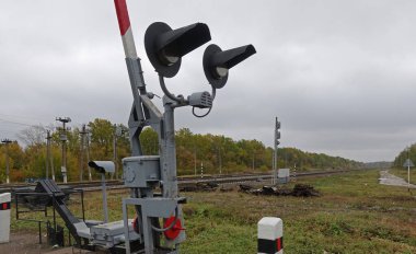 Demiryolu geçidinde trafik ışığı ve bariyer