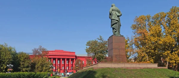 Київський університет і пам'ятник Тарасу Шевченку. — стокове фото