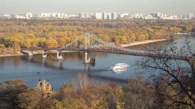 Kiev 'de güneşli bir günde Autumn Dinnieper. Park Köprüsü manzarası