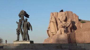 İki işçinin bronz heykeli ve bir granit heykel Pereyaslavskaya Rada 'dan insanların dostluk kemerine yakın bir sahne..