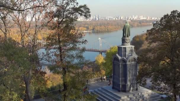 Памятник Владимиру Крестителю, Ходячие люди на Владимирском холме осенью . — стоковое видео