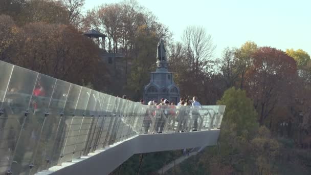 Pomnik Władimira Chrzciciela i taras widokowy mostu dla pieszych przez Władimir Zejście — Wideo stockowe