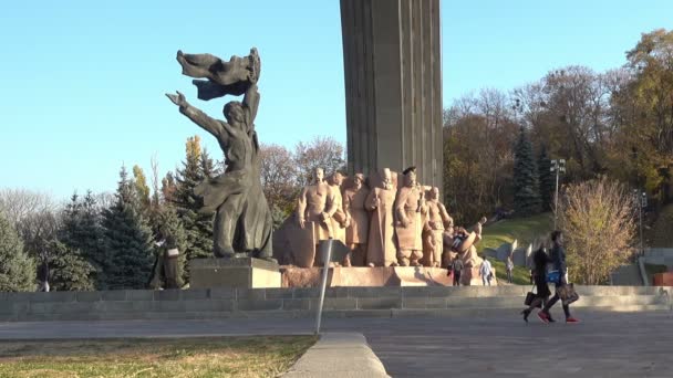 秋の人々の友情のアーチの記念碑の近くを歩く人々 — ストック動画