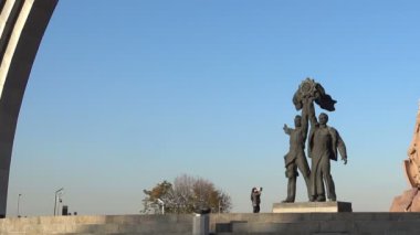 Halkın Dostluk Nişanı 'nı taşıyan heykel kompozisyon işçileri