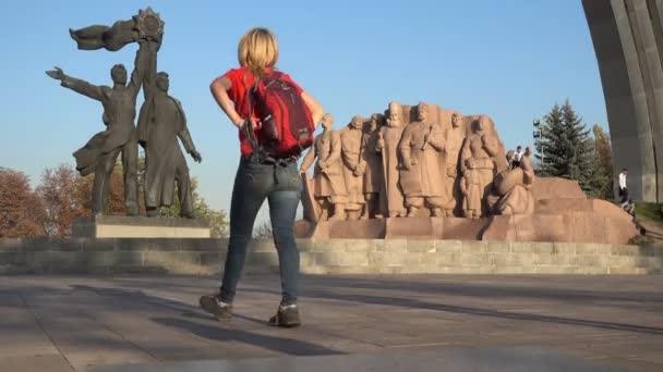 Kiev Ucrânia Outubro 2019 Passeio Turistas Perto Composição Monumental Arco — Vídeo de Stock