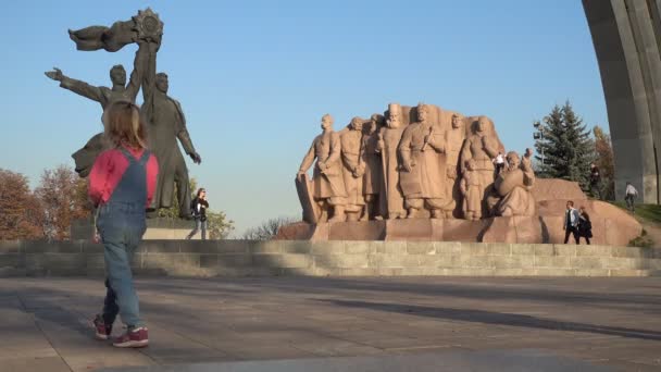 Киев Украина Мая 2018 Года Туристы Арки Дружбы Народов Солнечный — стоковое видео