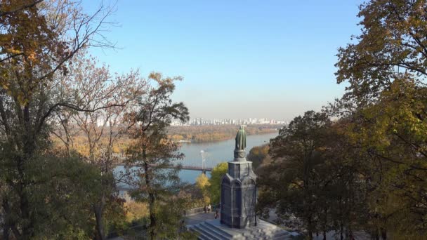 Вид Пам Ятник Володимиру Хрестителю Осіннього Сонячного Вечора — стокове відео