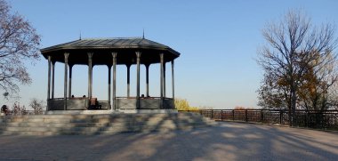 Vladimir Dağı 'ndaki Pavilion Sonbahar günü parkta