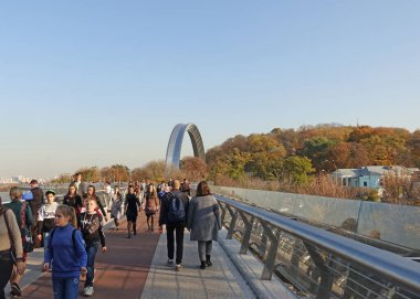 Sonbahar günü yürüyüş. Vladimir Descent köprüsündeki insanlar.