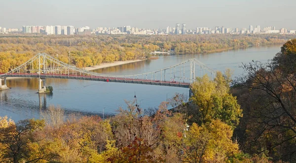 Vista autunnale del Ponte del Parco e del Dnieper in una giornata autunnale — Foto Stock