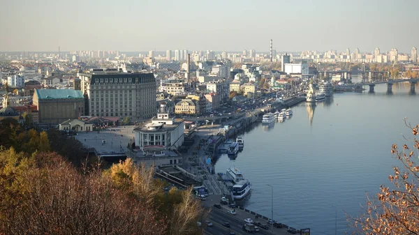 Vista de Kiev e do Dnieper Distrito Histórico Podol . — Fotografia de Stock