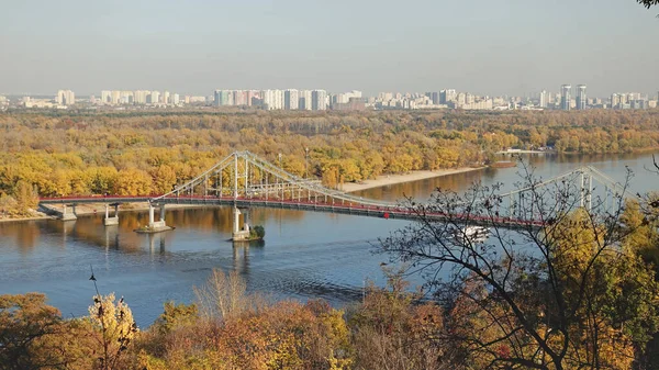 Vista autunnale del ponte pedonale a Kiev — Foto Stock