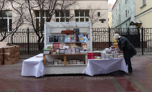 Venda de rua de livros em segunda mão sobre Arbat — Fotografia de Stock