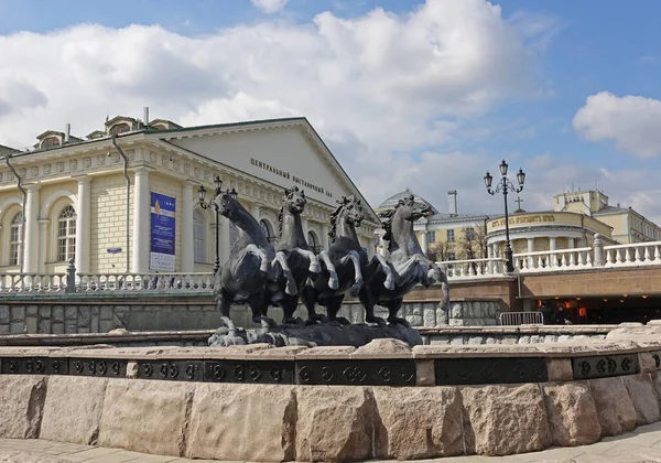 Fountain Four Seasons på bakgrunn av Central Exhibition Hall. – stockfoto