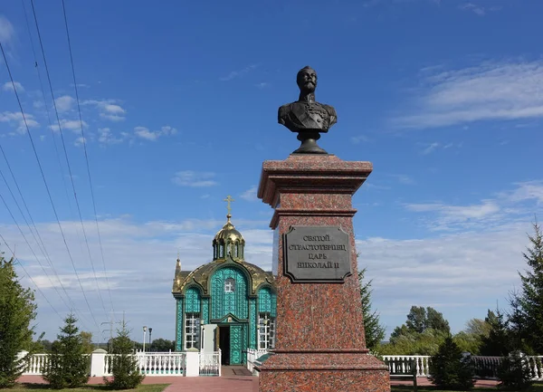 La fonte di San Pitirim e il monumento a Nicola II a Tambov, Russia. — Foto Stock