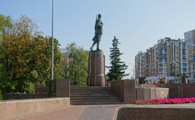 Zoya Kosmodemyanskaya anıtı, Tambov 'daki Kazan Katedrali manzaralı. Rusya