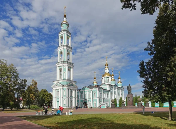 Catedral de la Transfiguración del Salvador con un campanario en la Plaza de la Catedral en Tambov, Rusia. — Foto de Stock