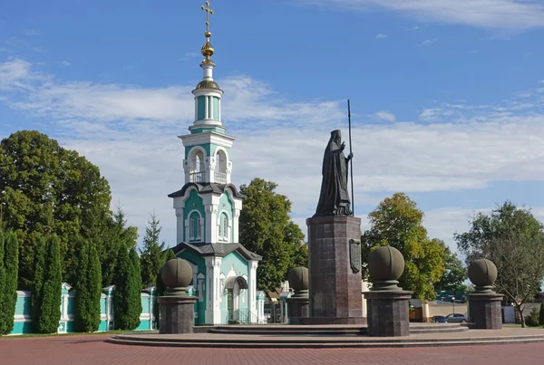 Памятник Святому Питириму на Соборной площади в Тамбове — стоковое фото