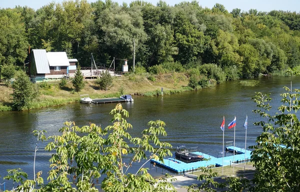 Um cais no rio Tsna em Tambov — Fotografia de Stock
