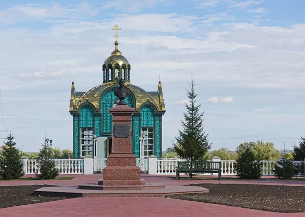 ロシアのタンボフにある聖ピティリムの春とニコラス2世の記念碑の眺め. — ストック写真