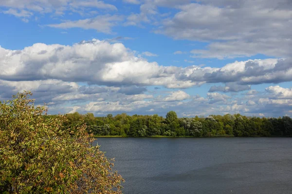 Nehrin üzerindeki ağaç ve bulutlarla manzara — Stok fotoğraf