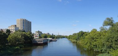 Güneşli bir yaz gününde Tambov 'daki Tsna Nehri kıyısında