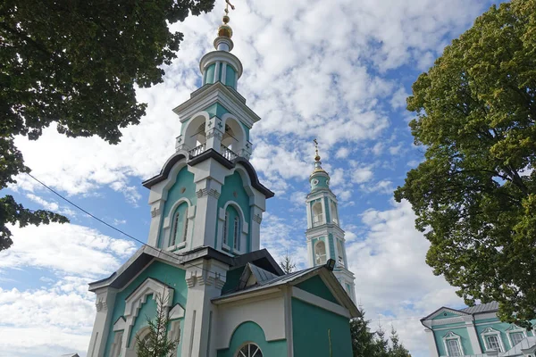 天に対するタンボフの救世主大聖堂の変容の小さな鐘楼 — ストック写真