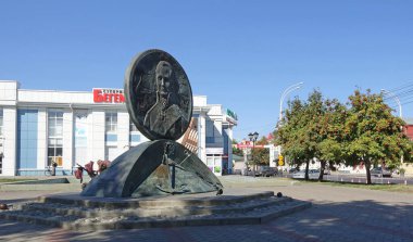 Tambov, Rusya. 17 Eylül 2020 Tambov 'da Amiral Fyodor Ushakov anıtı. Ağustos 2015 'te kuruldu. Heykeltıraş A. Rukavishnikov.