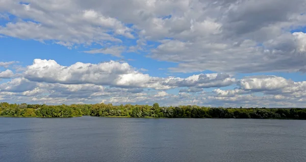 Nubes Otoñales Flotando Lentamente Sobre Río Día Soleado —  Fotos de Stock