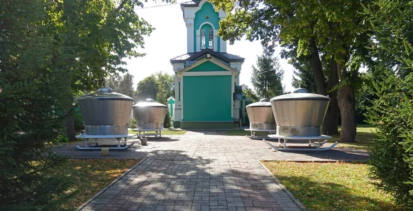 変容大聖堂の領土にタンボフの聖プリムを記念してソースの近くに聖水を格納するためのタンク — ストック写真