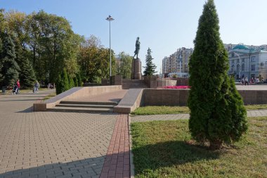 Tambov, Rusya. 15 Eylül 2020 Zoya Kosmodemyanskaya Anıtı Tambov 'un merkezinde