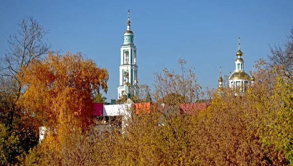Cúpulas da Catedral da Transfiguração em Tambov e uma torre sineira no meio das árvores de outono. — Fotografia de Stock